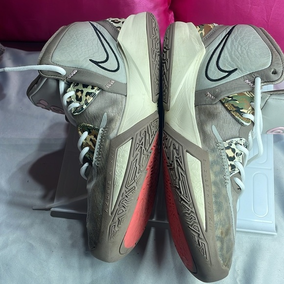 (B)‎ Nike Kyrie Infinity Leopard Print Basketball Shoes Iron Ore Light W, Size 9 - Picture 12 of 16